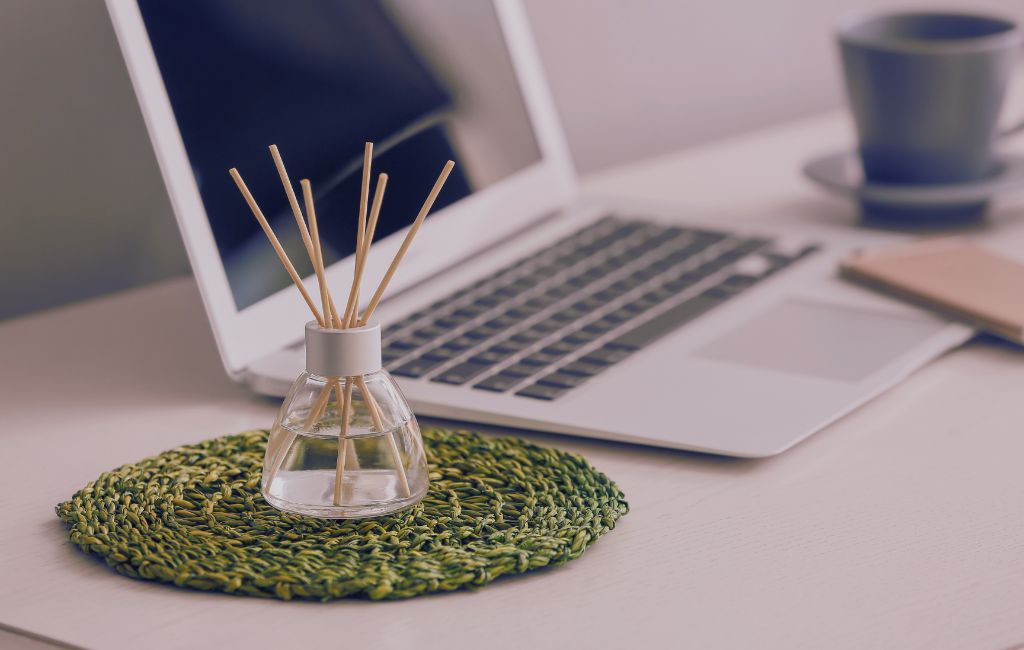 Aromaterapia no trabalho com um difusor ao lado do computador