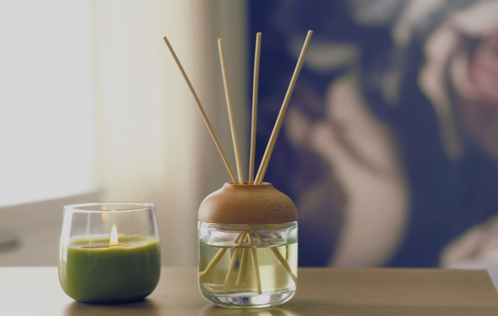 Aromatizador de varetas em cima de uma mesa tons de verde